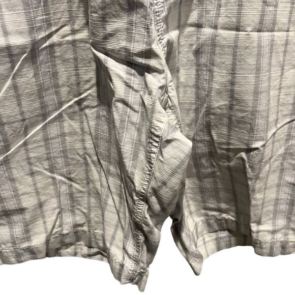 Calvin Klein grey, white and taupe plaid flat front men’s shorts size 40 - Picture 2 of 10